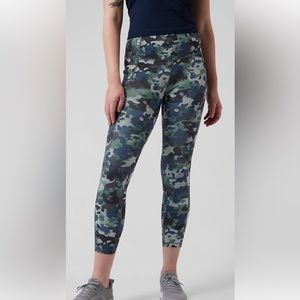 Women’s Athleta Ultimate Stash, 7/8 length, Size XS leggings